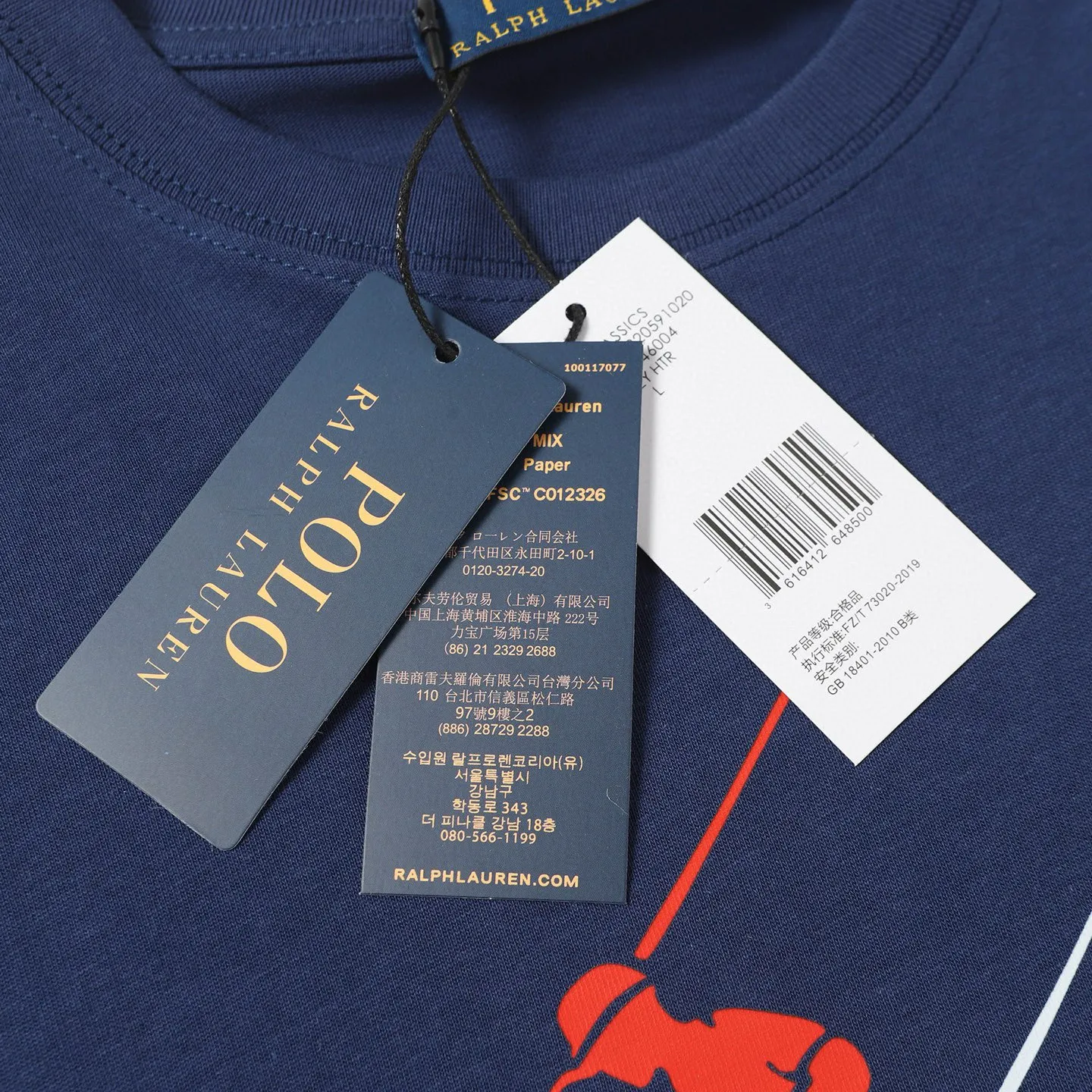 P130 Style number: 657 Ralph Lauren/Ralph Lauren 2025 new summer pure cotton 240g silicone Polo embossed round neck T-shirt. The main LOGO on the neck has a QR code mark, which can be scanned for verification. It uses 3D silicone three-dimensional English letter logo embossing to distinguish low-quality products on the market. 32 counts, 240g hydrophilic toner, 100% cotton fabric, comfortable and soft, highly breathable, focusing on high-end cost-effectiveness, needless to say good quality. Available in a variety of colors, both boys and girls can try this genderless style, giving them a yuppie tone in no time. Immerse yourself in your leisurely style, and have your own style in retro. Natural, vivid and very French romantic feelings, perfectly integrating youthful atmosphere and trend. Color: white, navy blue, light green Size: S-xL S Shoulder width 44 Bust 104 Sleeve length 23 Clothing length 72 M Shoulder width 45 Bust 108 Sleeve length 24 Clothing length 74 L Shoulder width 46 Bust 112 Sleeve length 25 Clothing length 76 xL Shoulder width 47 Bust 116 Sleeve length 26 Clothing length 78